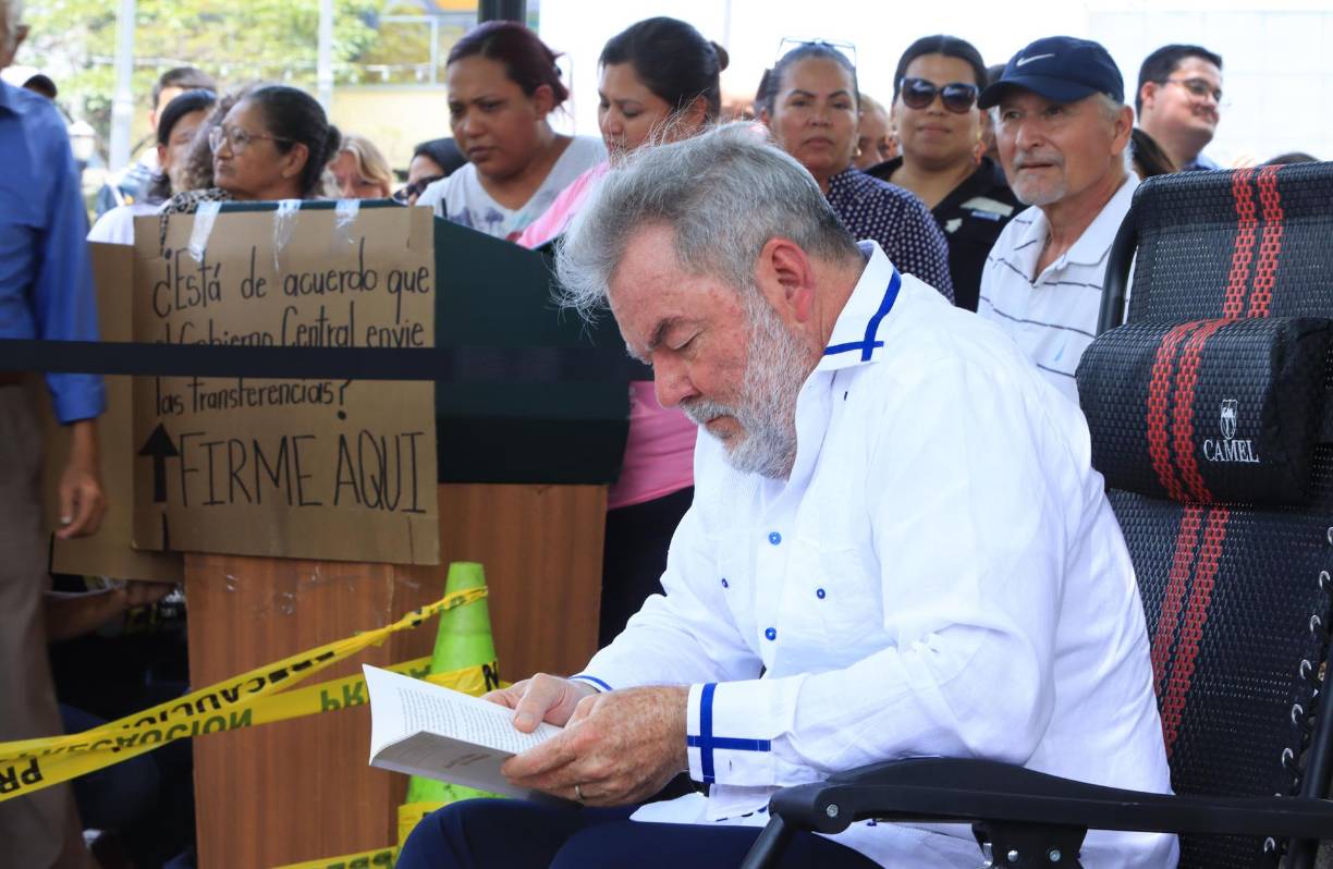 El libro destaca la importancia de mantenerse activo, tanto física como mentalmente, y de tener un propósito claro que guíe tus acciones diarias. Este propósito no necesariamente tiene que estar relacionado con el trabajo remunerado; puede ser cualquier cosa que te motive y te haga sentir útil. 