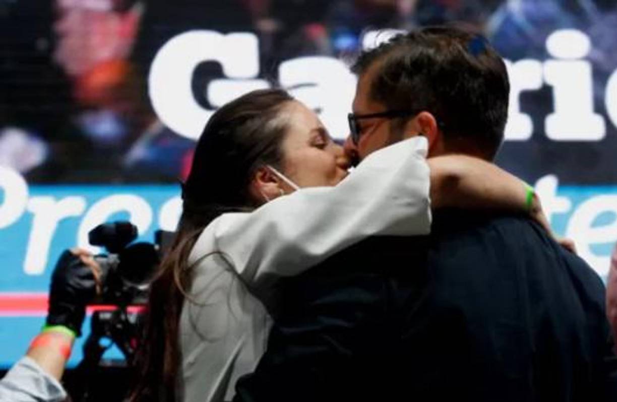 La cientista social es la consejera política y confidente de Boric, y además fue una de las encargadas de recolectar las 34,000 firmas que necesitaban para inscribir la candidatura de su novio, según medios chilenos.