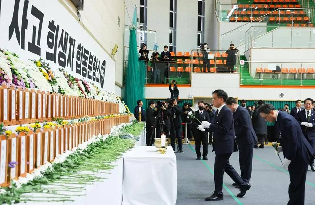 “Una vez que estemos listos para trasladar los cuerpos tras las autopsias realizadas por las agencias de investigación, nos pondremos en contacto con las familias”, dijo un funcionario surcoreano en declaraciones recogidas por la agencia surcoreana Yonhap.