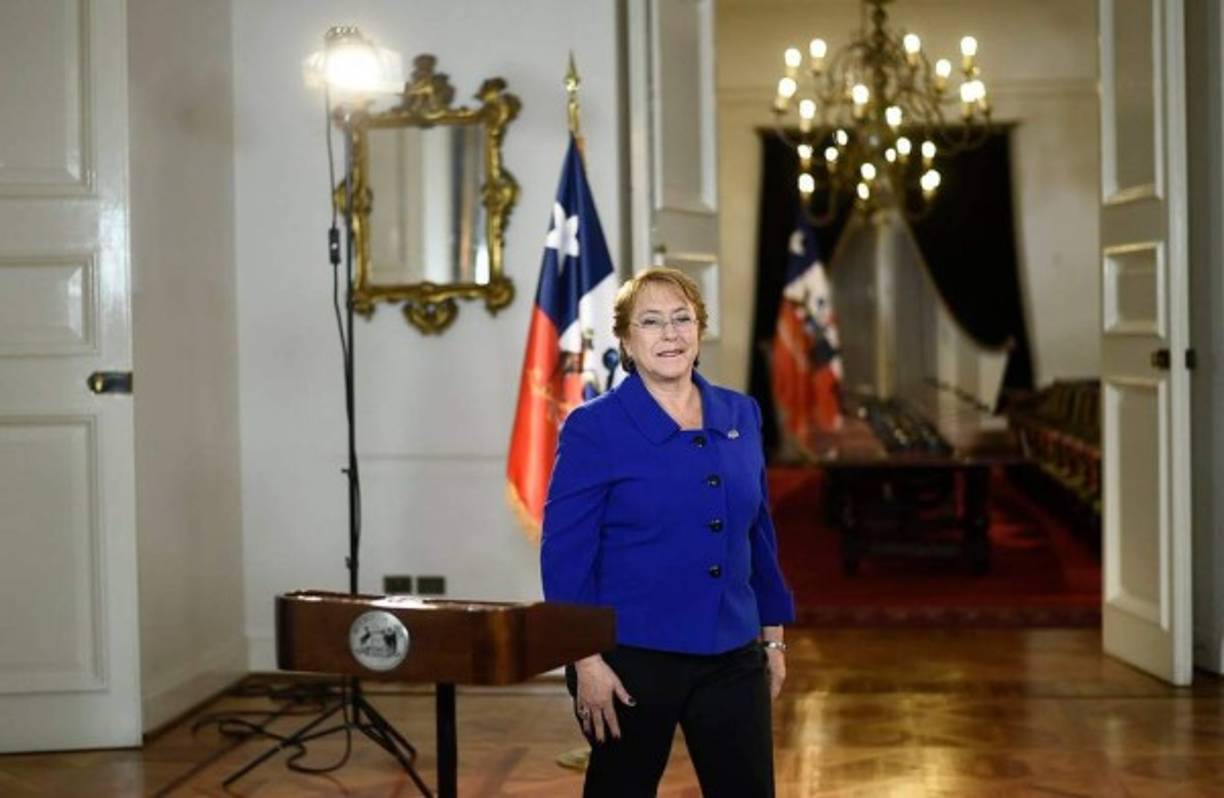El segundo gobierno de Michelle Bachelet se inició el 11 de marzo de 2014, tras su victoria en la segunda vuelta de la elección presidencial de Chile de 2013. Está previsto que su mandato se extienda hasta el 11 de marzo de 2018. Nacida en Santiago, Verónica Michelle Jeria, desciende de inmigrantes franceses luego de que su tatarabuelo, el vinicultor Joseph Bachelet, llegara a Chile desde Burdeos.<br/>Debido al trabajo de su padre, Michelle Bachelet pasó su infancia en diversas dependencias de la Fuerza Aérea de Chile.