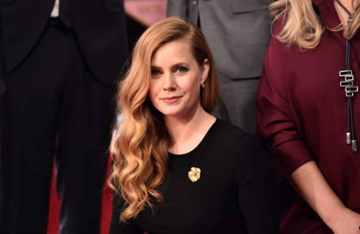 La actriz Amy Adams antes de alcanzar la fama trabajó como mesera en el famoso restaurante Hooters.