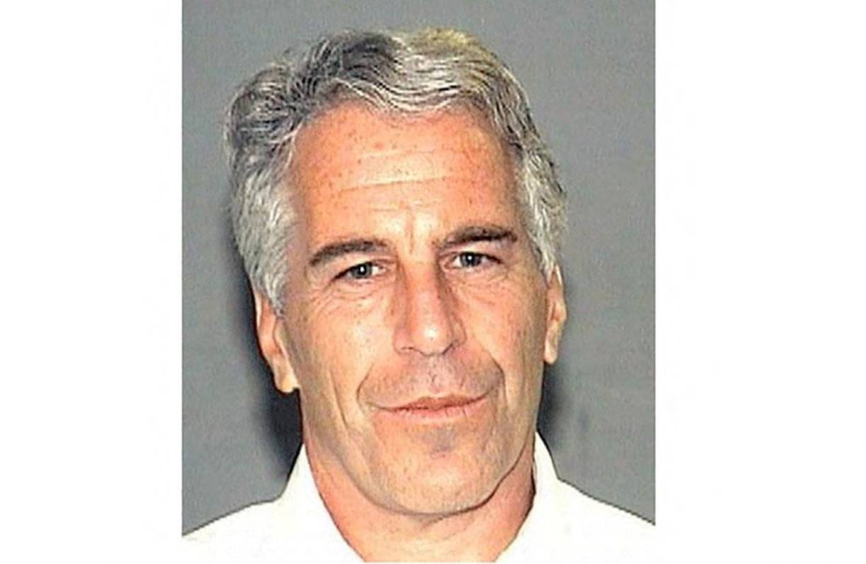 Epstein se suicidó en 2019 en una prisión federal en Nueva York, donde esperaba el juicio por presuntamente crear una red de tráfico sexual de menores en sus mansiones en la Gran Manzana y Florida. Las chicas más jóvenes tenían 14 años, según la Fiscalía. 