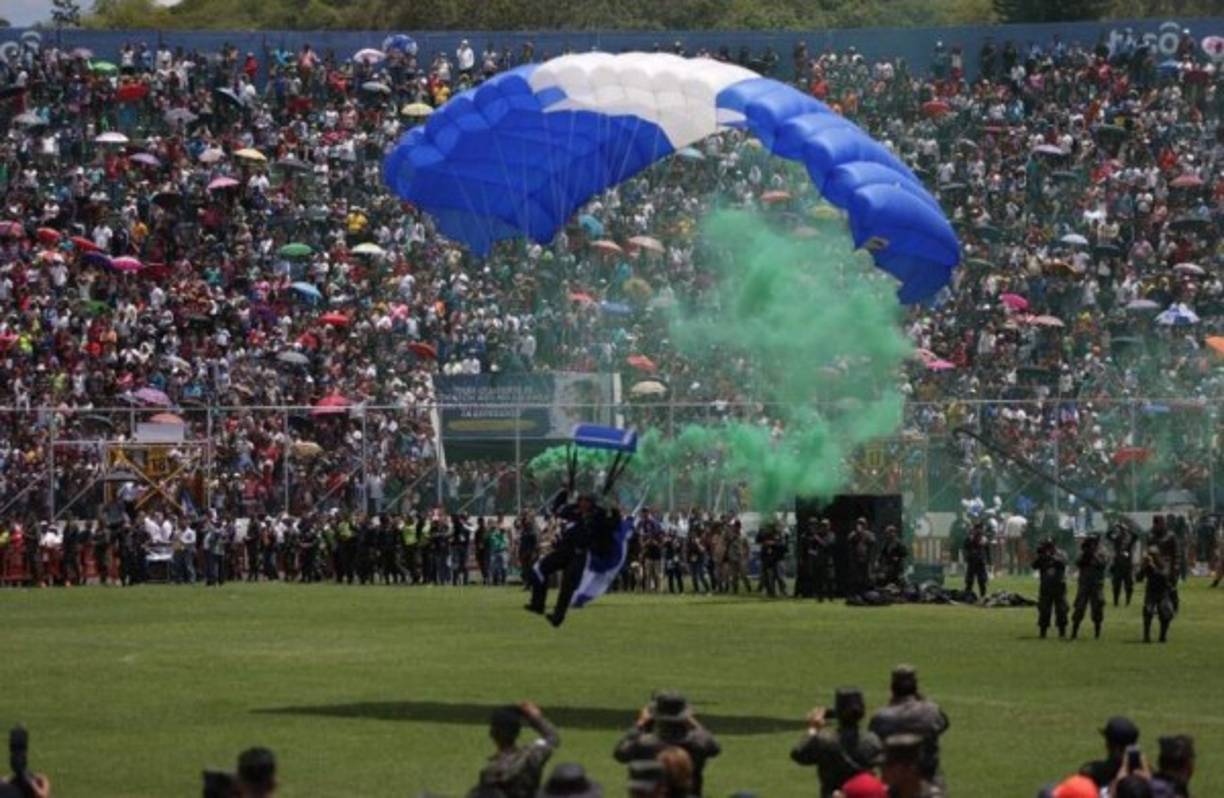 Salazar cumplió hoy su salto número 19 con esta histórica participación en la fiesta del 15 de septiembre.