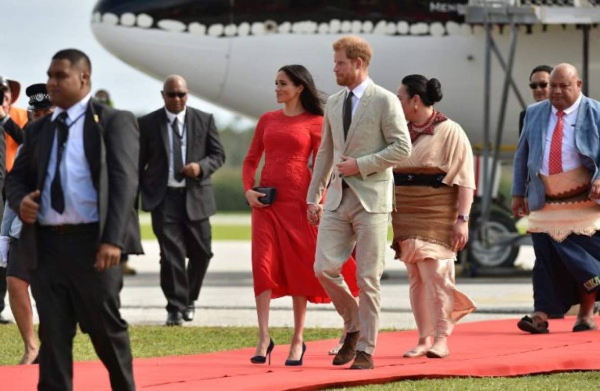 La futura mamá de 37 años usó un vestido color rojo de la marca Self Portrai, y según el portal Daily Mail, tiene un valor de $ 444.