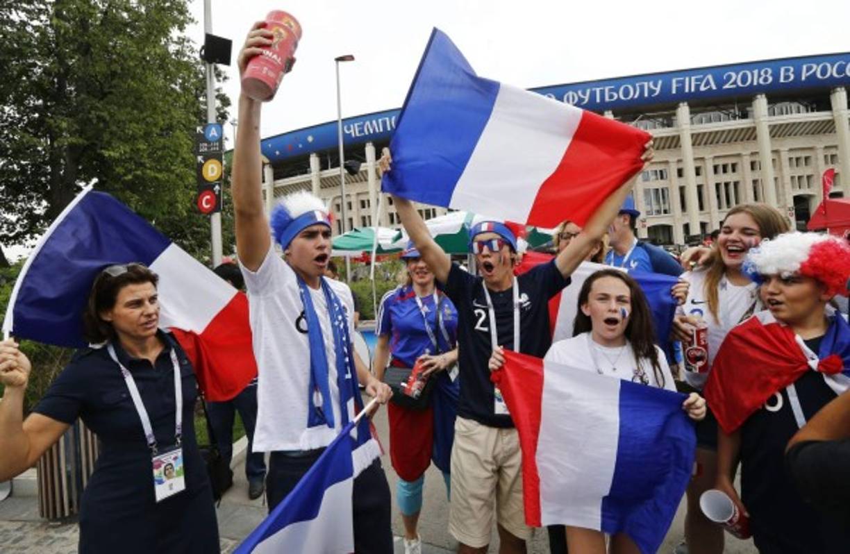 Los aficionados de Francia ponen el ambiente en Rusia .