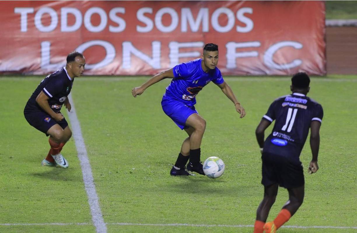 Gerson Rodas volvió al fútbol profesional tras más de dos años retirado y jugó de titular con el Lone FC.