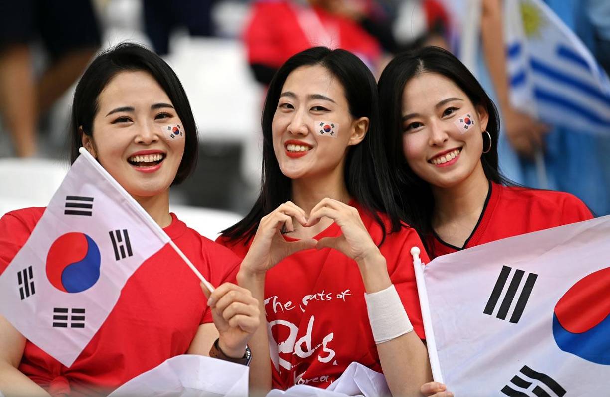 Locura por Son y lindas fans: ambiente del Uruguay-Corea