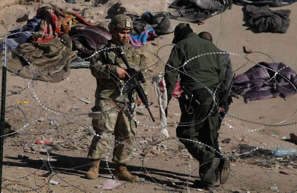 Varias imágenes muestran el momento que los migrantes fueron detenidos por los agentes migratorios tras cruzar la cerca instalada por los elementos de la Guardia Nacional.