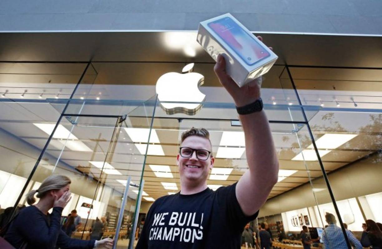 El nuevo celular inteligente de Apple, preocupada por convencer al público de que puede seguir innovando en un mercado cada vez más competitivo, presenta una nueva fisionomía. Así, su botón redondo 'home', normalmente situado en la parte de abajo de la pantalla, pasa a ocupar prácticamente toda la cara anterior del dispositivo. Además, esta versión se desbloquea por reconocimiento facial y dispone de una pantalla último modelo de tipo OLED.