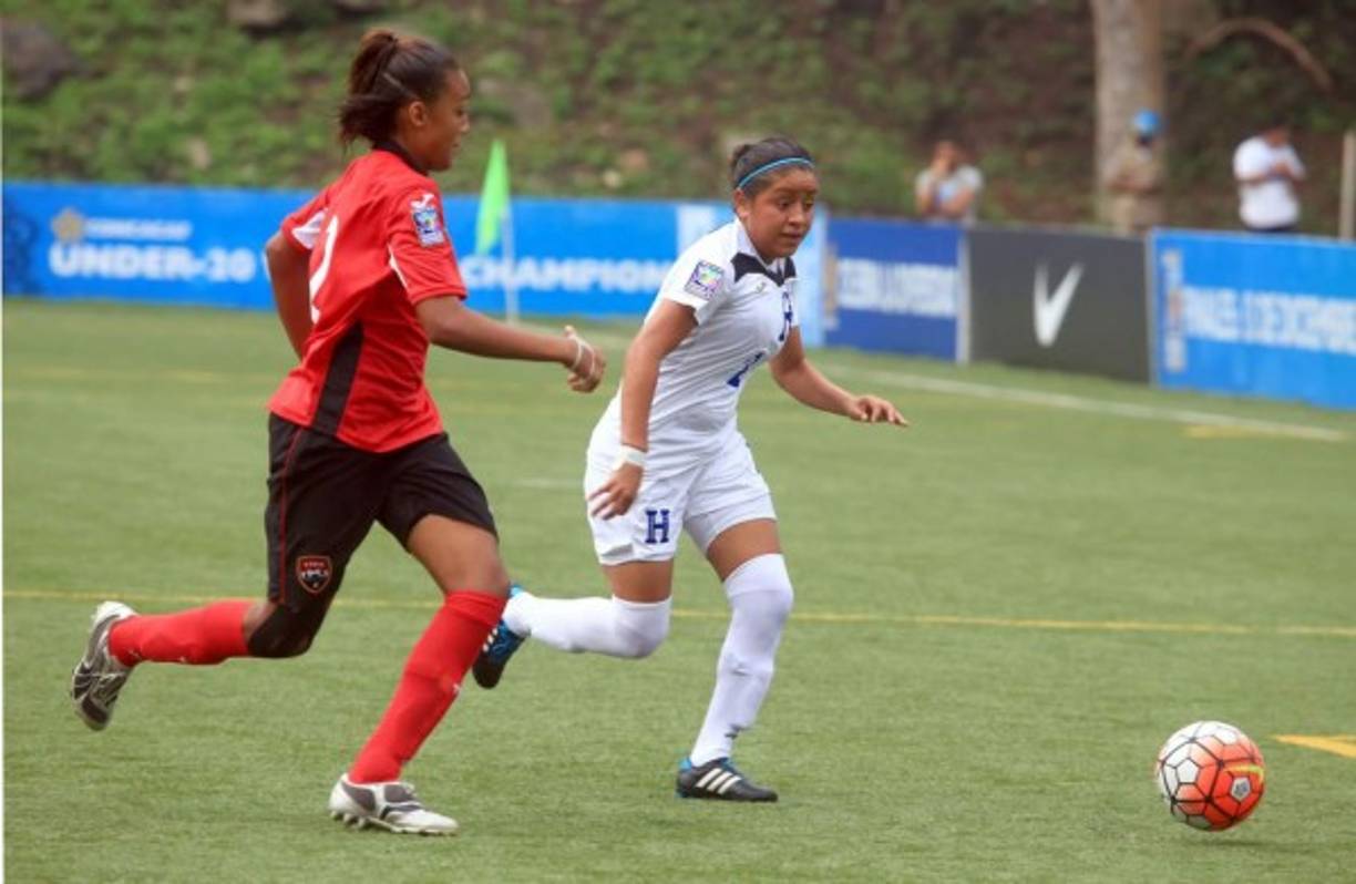 La defensa Mirian Martínez conduce el balón ante la marca de una triniteca.