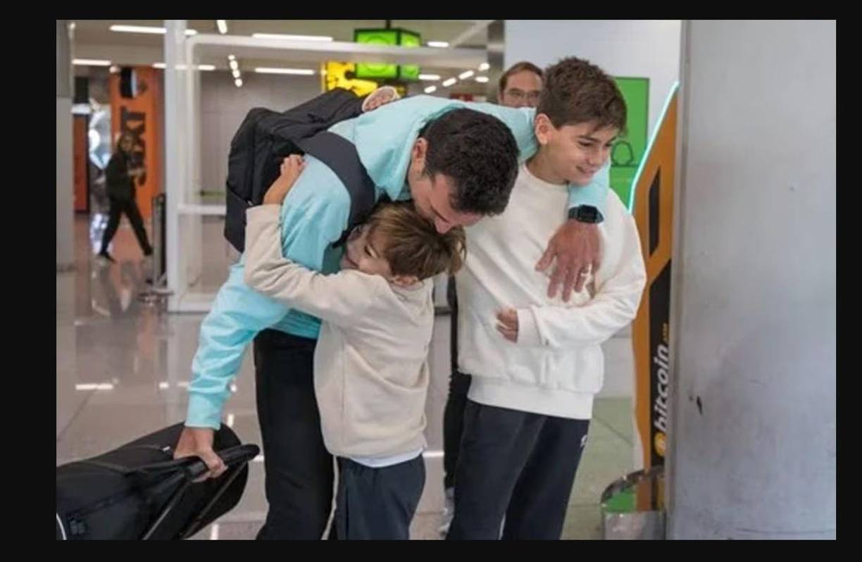 Elisa es una persona muy importante en la vida de Scaloni, al momento de dejar de jugar al fútbol ella lo acompañó mucho. Hoy ya tienen dos hijos.