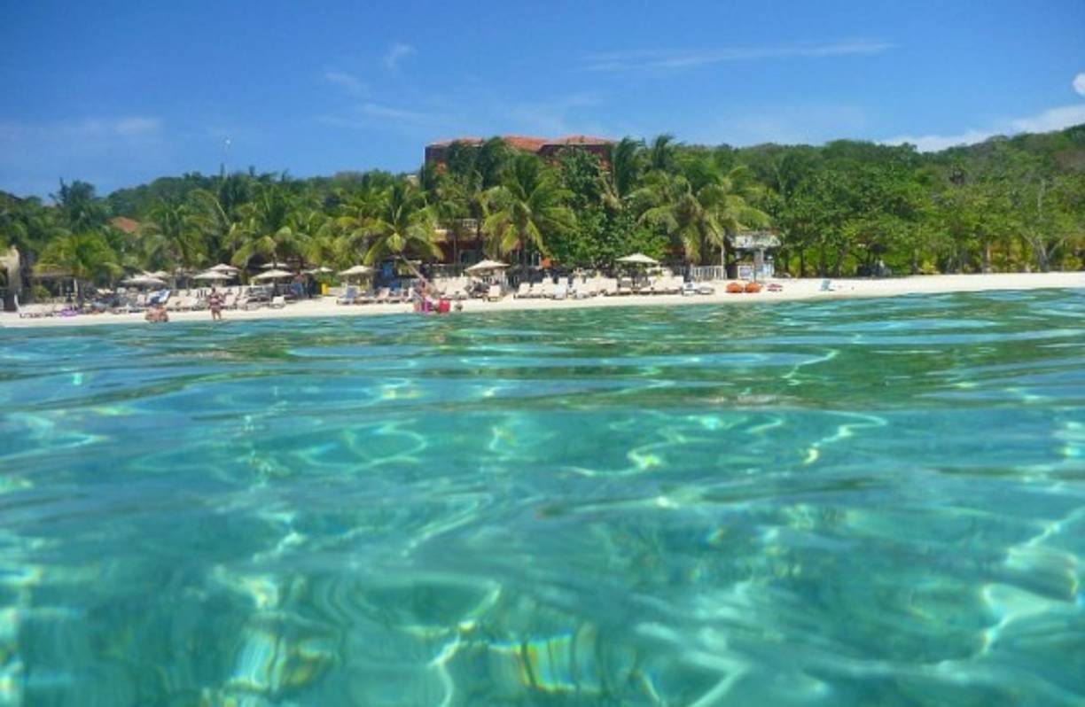 20. West Bay Beach, en Roatán, Honduras. Es el mejor destino turístico de Centroamérica en este 2017. Los arrecifes de coral, las aguas cristalinas y las arenas blancas han hecho de Roatán el lugar más atractivo para visitar durante estas vacaciones de verano.