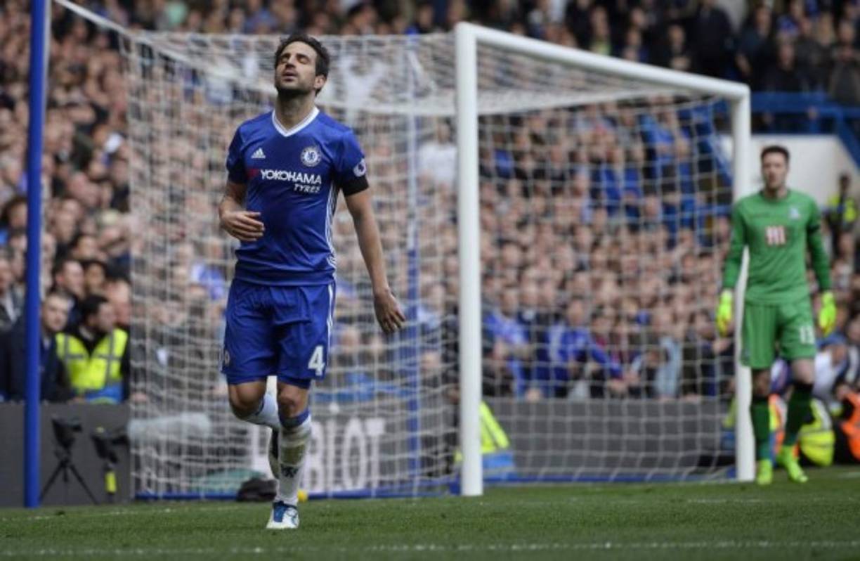 Atletico Madrid's Argentinian coach Diego Simeone adjusts his necklace before the Spanish league football match between RC Celta de Vigo and Club Atletico de Madrid at the Balaidos stadium in Vigo on September 1, 2018. / AFP PHOTO / MIGUEL RIOPA