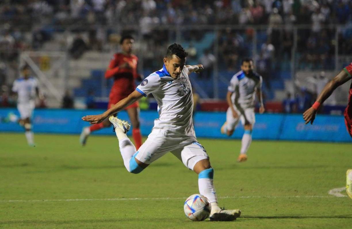Edwin Rodríguez cerró su actuación con este derechazo para su doblete y el 4-0 de Honduras ante Granada.