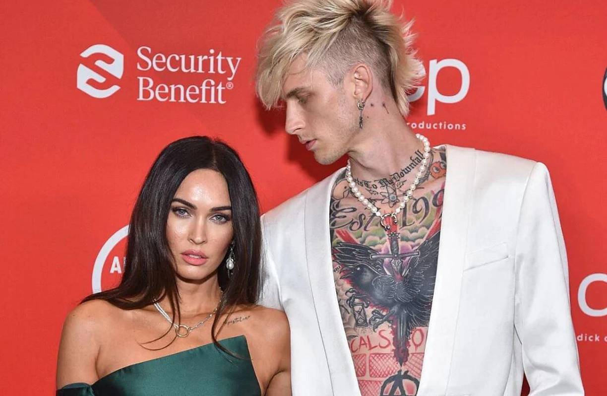 La actriz estadounidense Megan Fox y su pareja, el rapero Machine Gun Kelly, se comprometieron esta semana en Puerto Rico, el mismo lugar donde se conocieron hace un año y medio, según publicaron ambos en sus respectivas redes sociales.