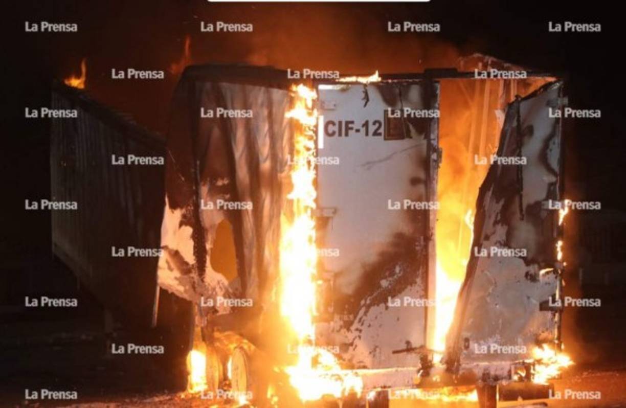 La Policía Nacional se encuentra en el lugar para restablecer el orden ya que de momento no hay paso de vehículos por la zona.