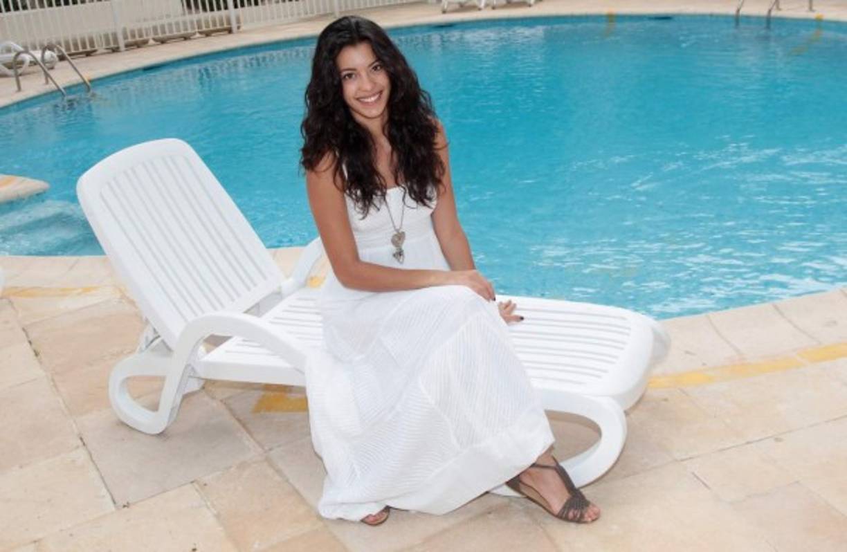 Stephanie Sigman, 28 años, es mexicana y nació en Ciudad Obregón, Sonora. Sabe muy bien lo que son las cintas llenas de pólvora, pues saltó a la fama en el 2011 por la cinta Miss Bala. Además ha estado en las series The Bridge y Narcos.