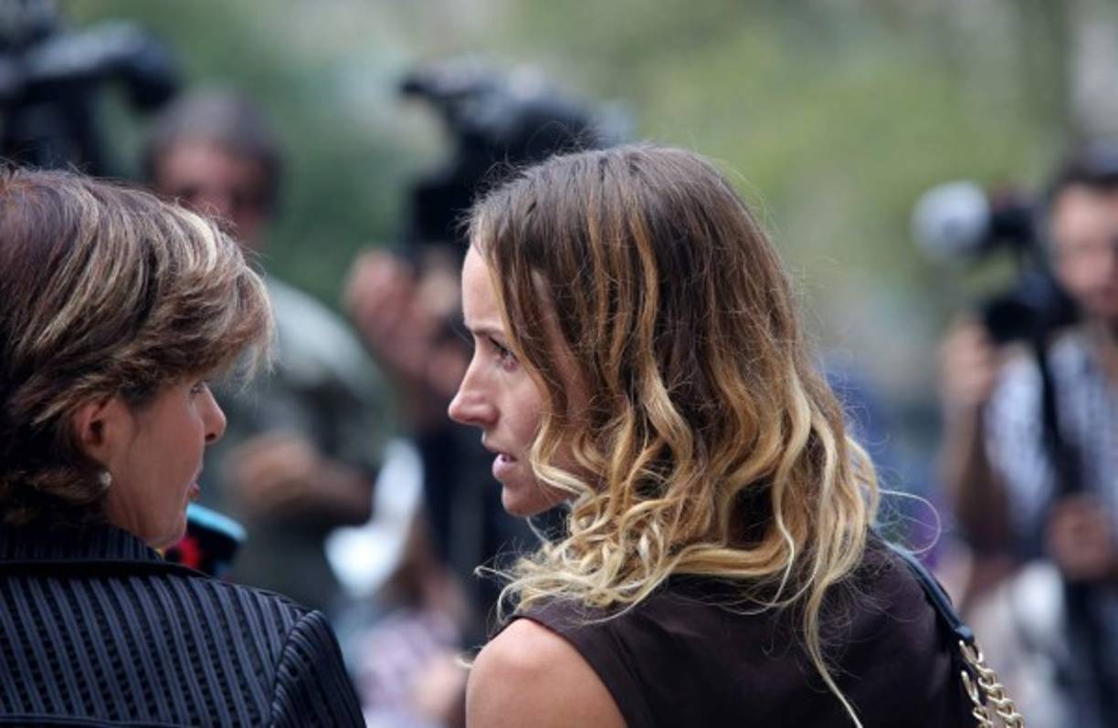 Con 'cada humillación pública que he soportado, he sufrido y él ha ganado', dijo.<br/><br/>Otra víctima, que pidió permanecer anónima, dijo que quedará 'perturbada para siempre' tras haber sido violada por Epstein.<br/><br/>'Yo era su esclava. Me sentía indefensa y avergonzada', dijo, y aseguró que Epstein amenazó con matarla si no era virgen.<br/><br/>- 'No actuó solo' -<br/><br/>La mayoría de las mujeres que contaron su historia expresaron su indignación por su suicidio el 10 de agosto.