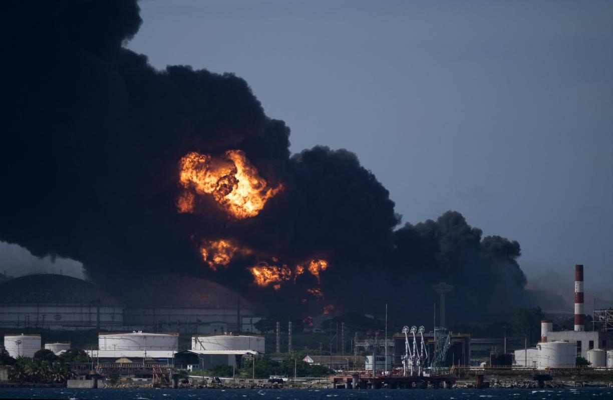 Brigadas de bomberos, especialistas y sanitarios continúan trabajando en las tareas de extinción y apoyo en la zona del siniestro de la que se han evaluado unas 4.000 personas residentes en comunidades cercanas, de acuerdo con reportes de la televisión estatal.