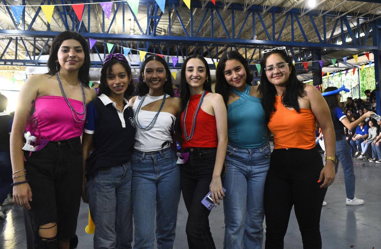 ¡Felicidad! Los seniors del Instituto Kiddy Kat &amp; Morazzanni han celebrado su “senior entrance”, en la cual un total de 86 jóvenes compartieron del desfile y llegada al centro educativo. Los abrazos, las ovaciones y un exquisito desayuno también fueron parte de esta actividad. Padres de familia y docentes de la institución acobijaron a los alumnos, en uno de los momentos cumbres en su vida, la última etapa de la secundaria, previo a su ingreso en la universidad. 