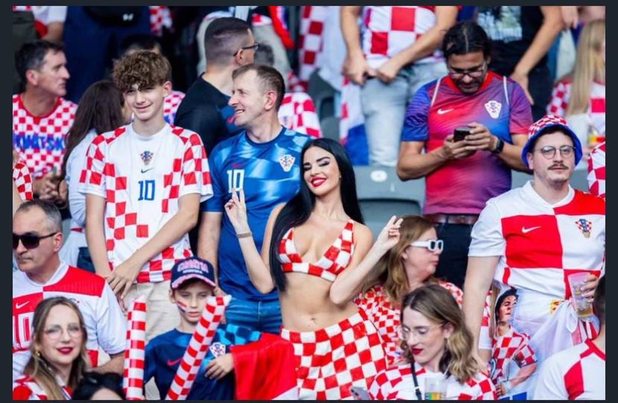 Croacia está al borde de la eliminación y la presencia de Ivana Knoll en las gradas de la Eurocopa diría adiós muy pronto.