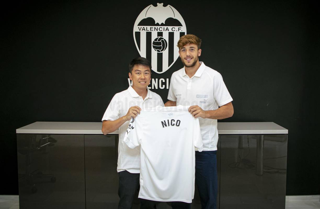 El FC Barcelona renovó al joven centrocampista de 20 años Nico González hasta junio de 2026, y lo envió cedido al Valencia hasta junio de 2023 sin opción de compra. La cláusula de rescisión queda fijada en 1000 millones de euros.