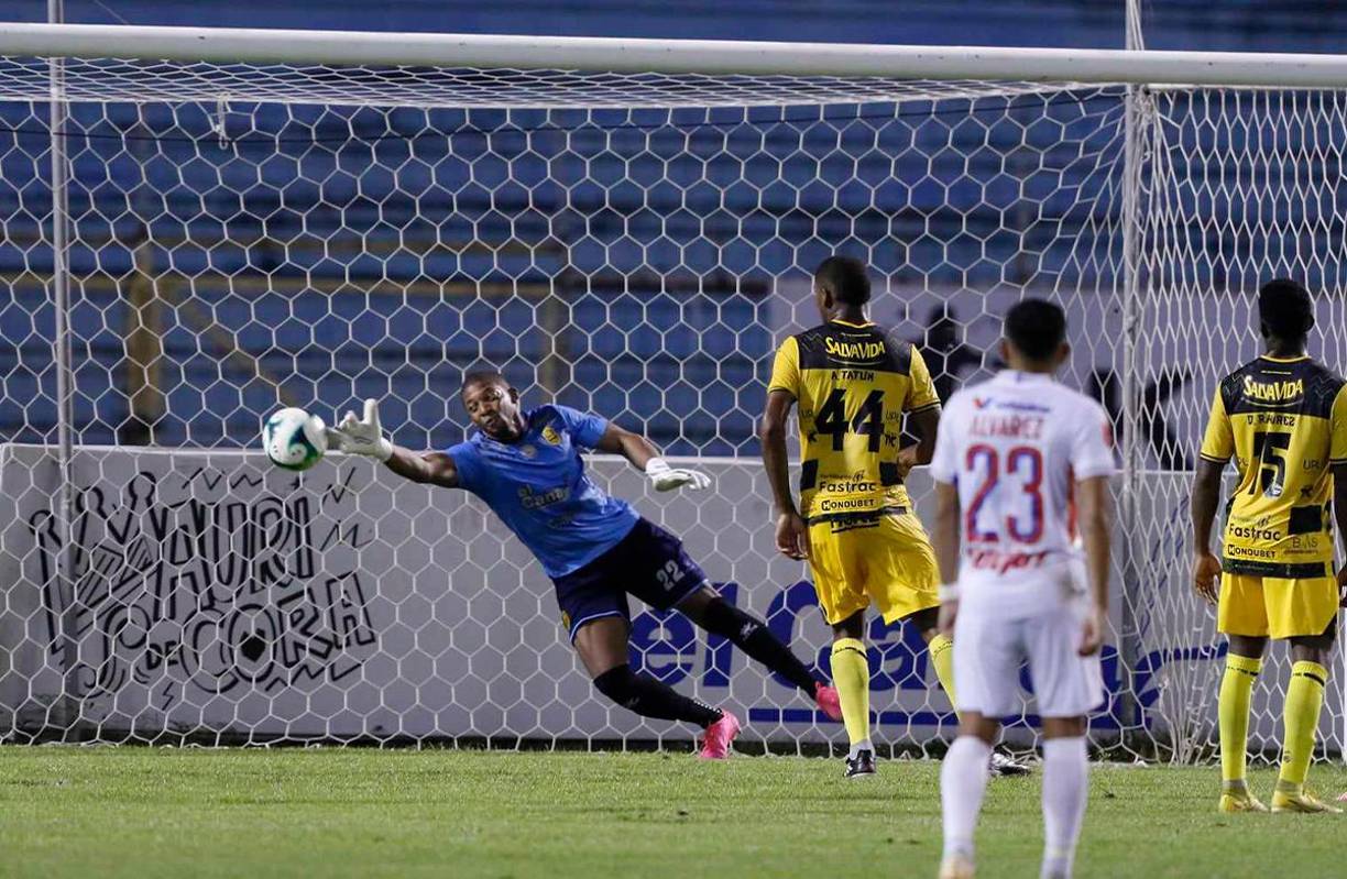 Olimpia dominó de principio a fin al Real España en el estadio Olímpico. 