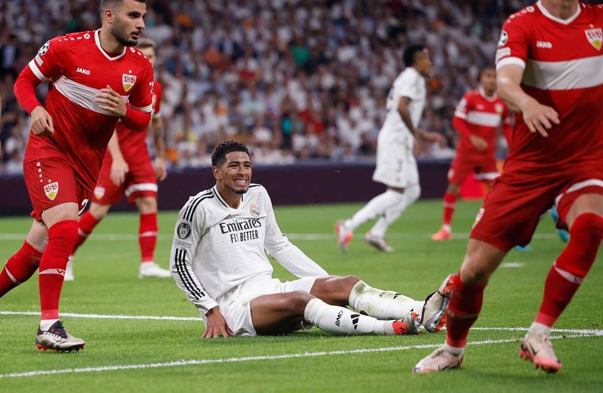 Jude Bellingham se lamenta en el suelo tras una jugada de ataque del Real Madrid.