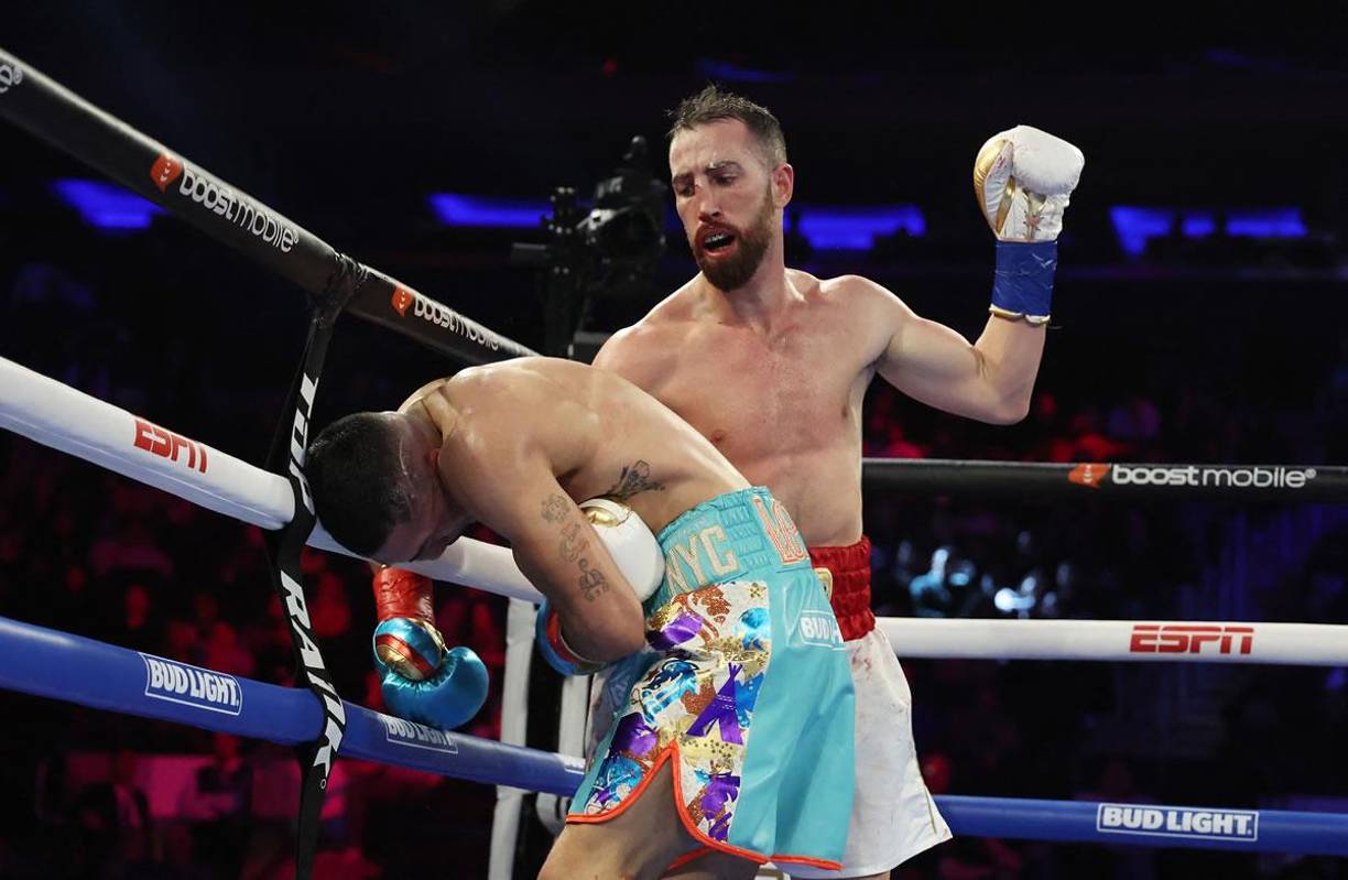 Sandor Martín pegó algunos golpes ilegales que acusó Teófimo López.