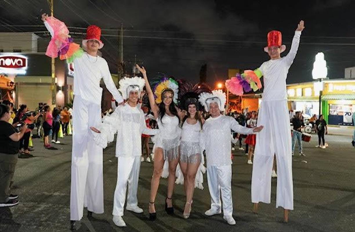 El talento, la gracia y la belleza se conjugaron en las presentaciones artísticas aplaudidas por miles de sampedranos que llegaron a disfrutar en la inauguración de la feria.