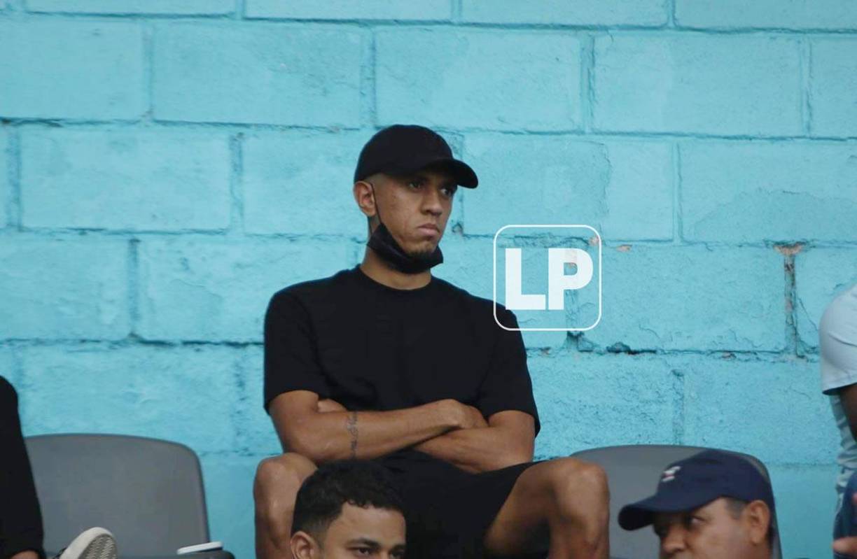 El brasileño Yan Maciel, lesionado en el Olimpia, estuvo en el Nacional observando el Clásico.