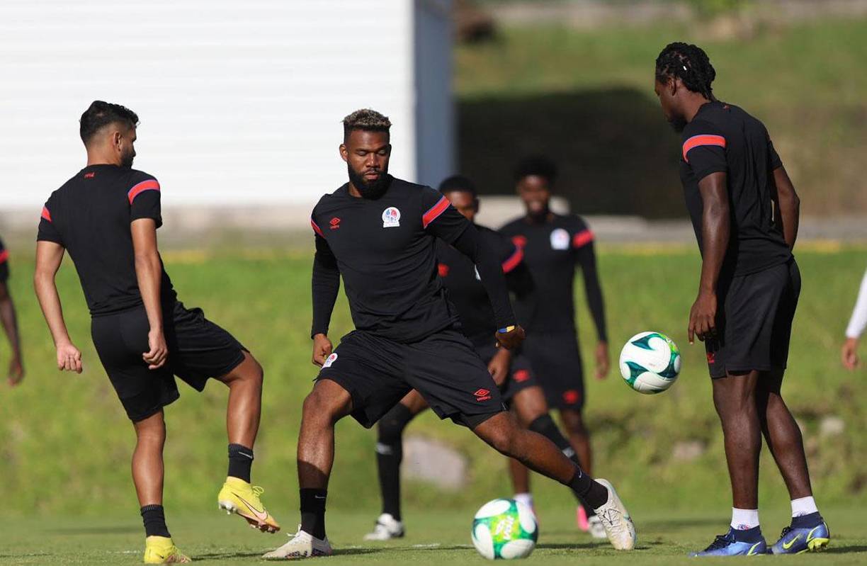 Tras la oración y charla técnica, los jugadores del Olimpia comenzaron la práctica. 