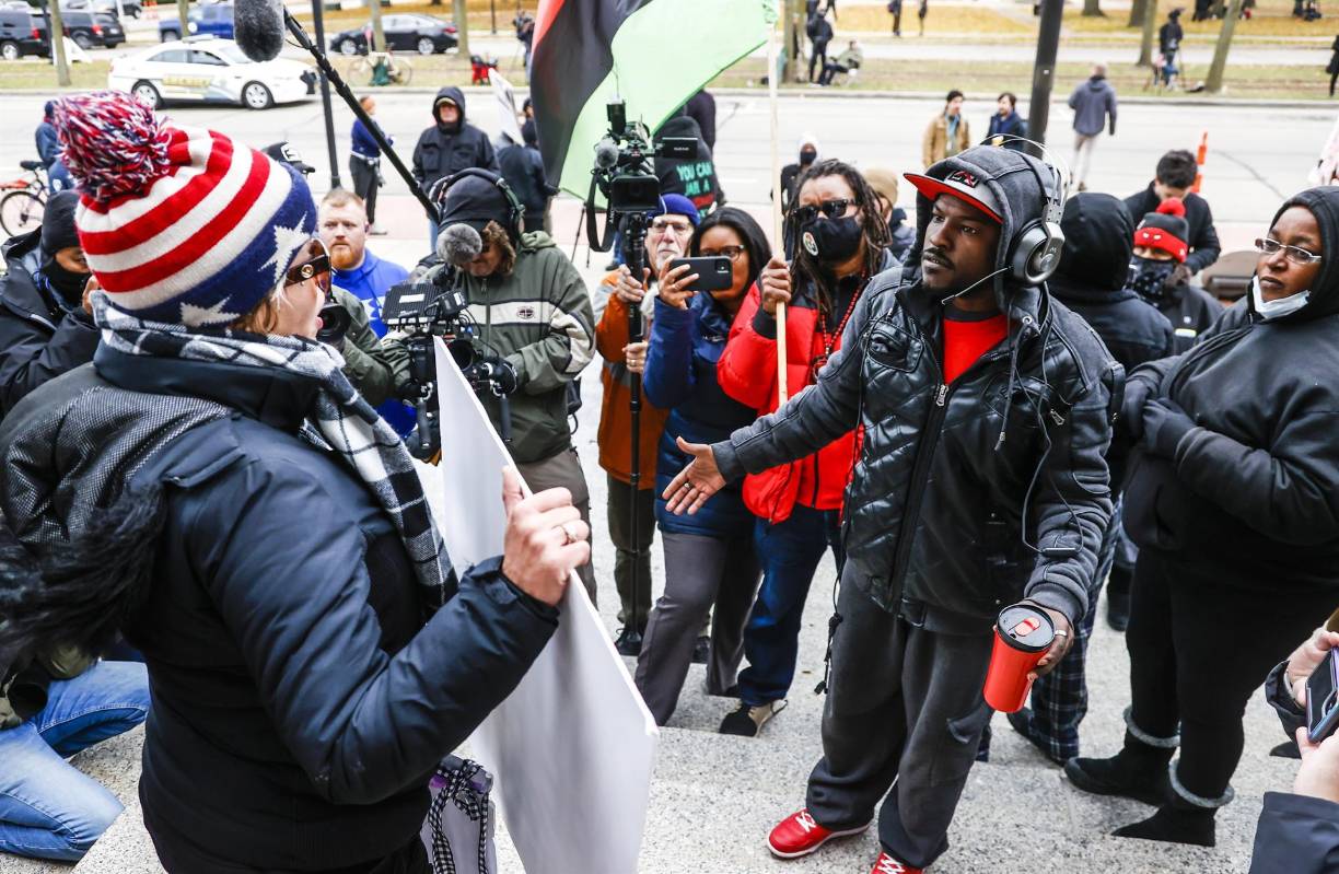 El movimiento de Black Lives Matter sigue de cerca el desarrollo del juicio y se teme que protagonicen violentas protestas si el veredicto favorece al joven blanco.