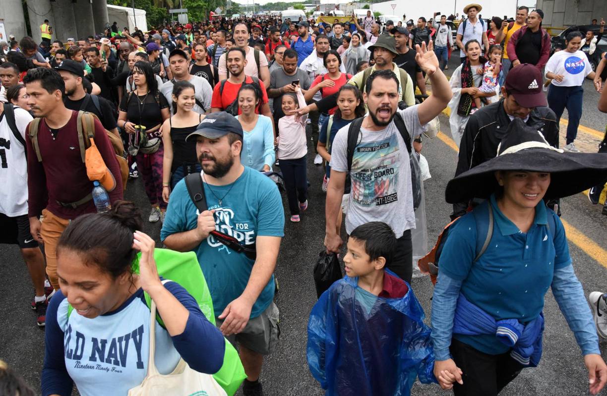 Anteriormente habían salido en grupo unos 500 extranjeros, pero esta caravana ha avanzado con miles de personas que se congregaron los últimos días.