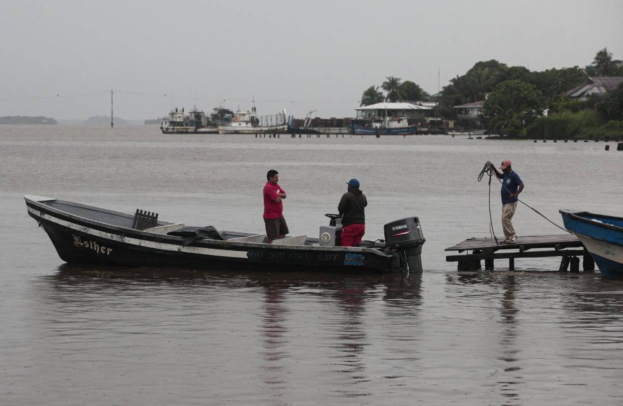 Fishermen place their boat at a safe place before the arrival of Tropical Storm Bonnie in Bluefields, Nicaragua, on July 1, 2022. - A potential tropical cyclone was moving towards the Caribbean coasts of Nicaragua and Costa Rica in Central America on Thursday, as citizens braced for the storm's possible consequences. (Photo by OSWALDO RIVAS / AFP)