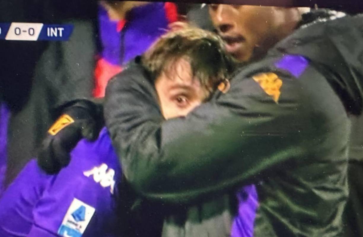 Los jugadores entraron en los vestuarios, la mayoría de compañeros suyos del Fiorentina especialmente impactados y algunos entre lágrimas.