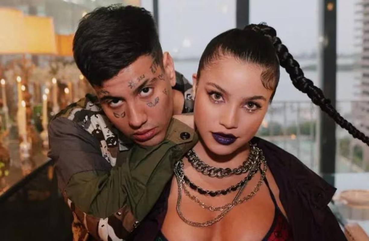 Una de las parejas de cantantes más famosa de Argentina tiene a las redes sociales a tope. Los rumores de una posible infidelidad por parte de Duki a Emilia Mernes han generando un gran debate pues circulan diversas versiones sobre el que sería el fin de su relación de casi tres años.