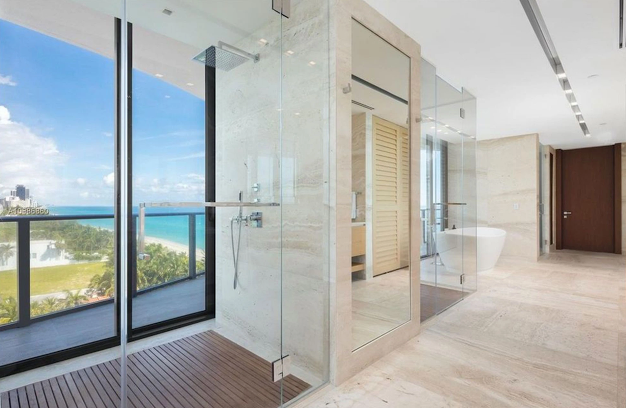 Entre los acabados del piso destaca el mármol italiano, como en el baño. También las maderas nobles y uno de los principales caprichos es un enfriador de vino con capacidad para 1.000 botellas. 