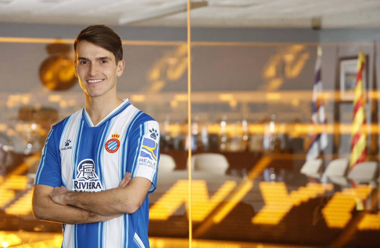 El Espanyol ha oficializado el fichaje de Denis Suárez. El centrocampista, ya exjugador del Celta de Vigo y también jugó en el Barcelona, ya se incorporó a su nuevo equipo. Se ha vinculado con la entidad blanquiazul hasta el 30 de junio.