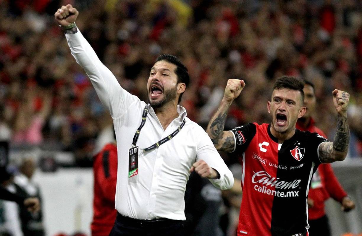 El entrenador mexicano Benjamín Mora celebrando muy eufórico la remontada del Atlas ante el Olimpia.