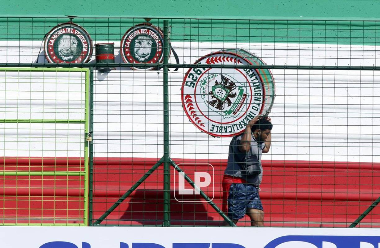 Un aficionado del Marathón cargando un enorme bombo para animar a su equipo en el partido.