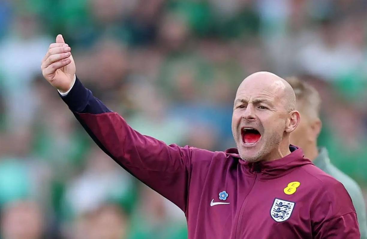 Y lo apuntó por su pasado en El Ejército Verde: “No importa si Carsley logra una victoria de 10-0 en Dublín este sábado. Su respuesta a la cuestión irlandesa nos ha dicho dónde está su corazón, en la Isla Esmeralda (así se le dice coloquialmente a Irlanda). No necesitamos que lo confirme con los labios pegados como con cinta adhesiva en la línea de banda del estadio Aviva”.