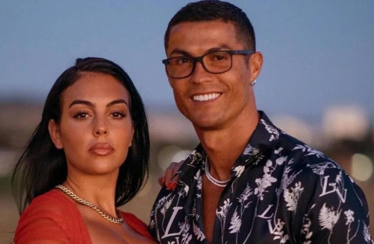 Cristiano Ronaldo y Georgina Rodríguez sostienen una relación sentimental desde 2016, y ambos han procreado a cuatro hijos desde esa fecha hasta la actualidad.