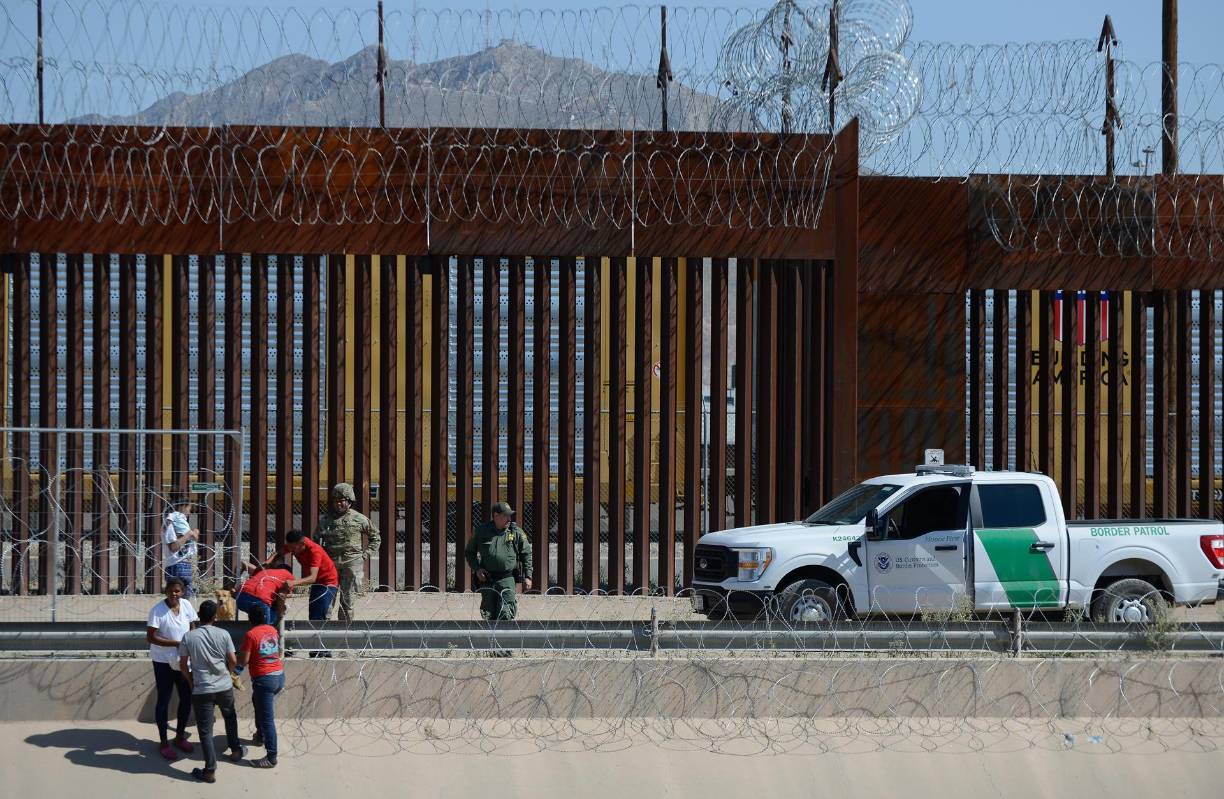 Tres mujeres y tres hombres acompañados de dos niños, uno de ellos de brazos, fueron los primeros en cruzar el martes el corto afluente del río Bravo (río Grande en EE.UU.) que existe a unos 500 metros del puente internacional Santa Fe. 