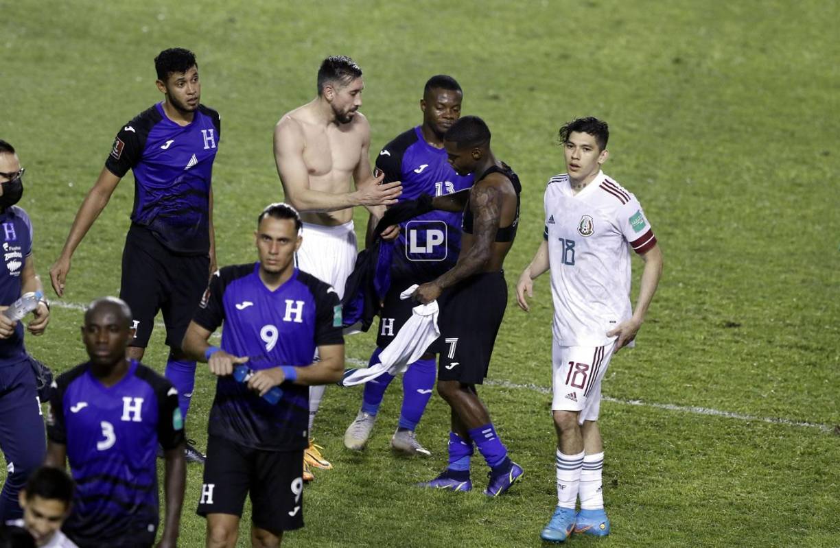 Edwin Solani Solano intercambió camiseta con el mexicampista hondureño Héctor Herrera, jugador del Atlético de Madrid.