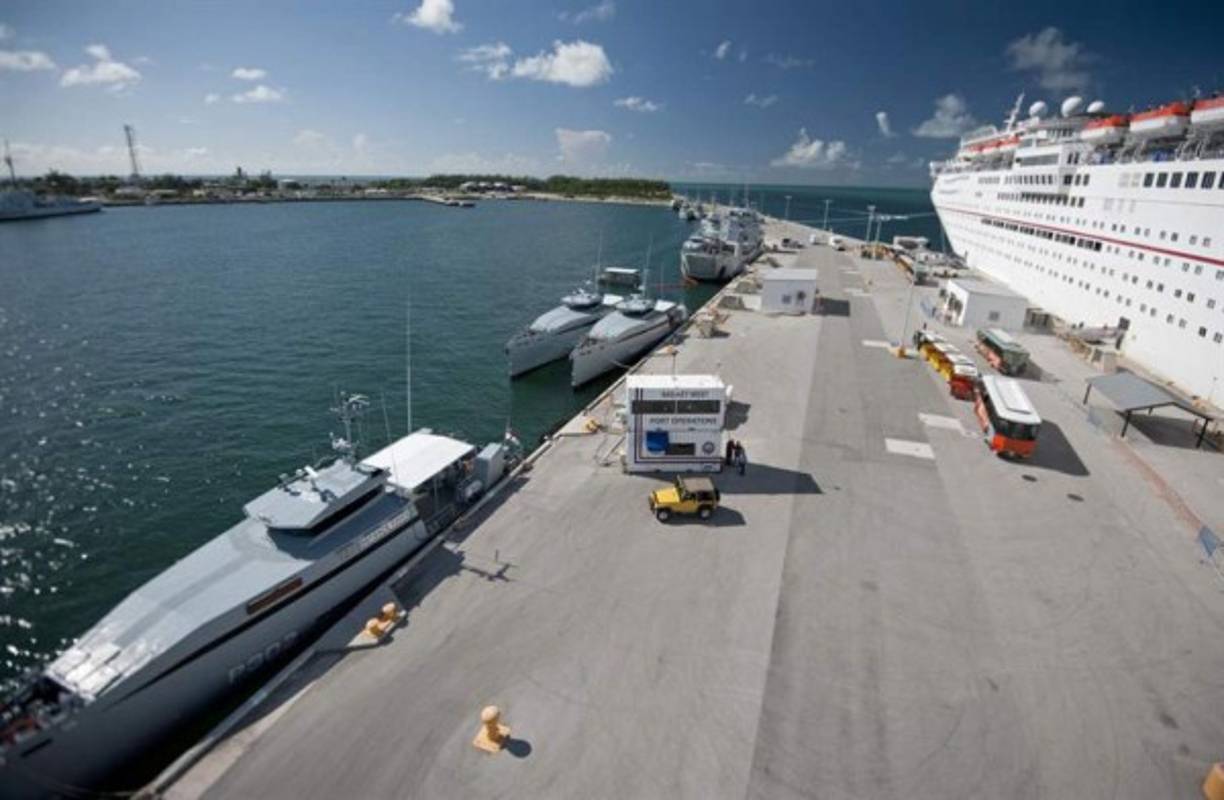 Embarcaciones en la zona del huracán buscan refugio en puertos seguros.