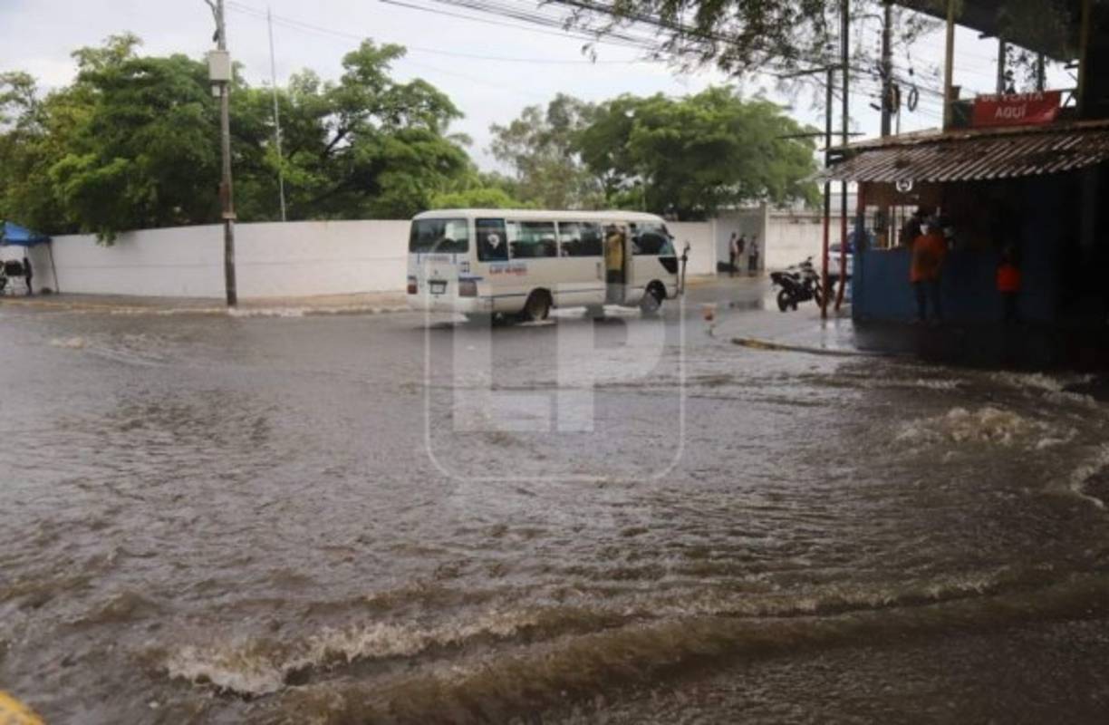 El transporte no se detuvo, pero las operaciones se complicaron en algunos cruces entre calles. Las aguas que descienden desde la montaña del Merendón y la zona alta de la ciudad afectan el centro de la ciudad.