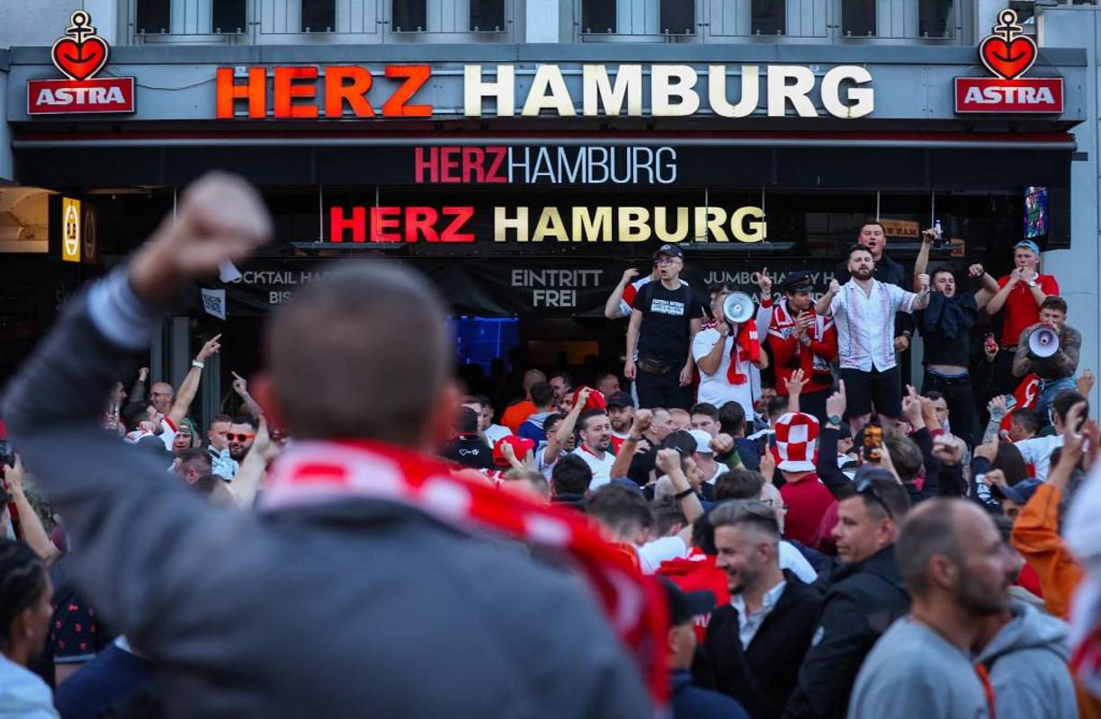 Un hombre que estaba armado con un cóctel Molotov y un pico fue abatido por varios agentes de la Policía este domingo en Hamburgo, en una zona donde se congregaban aficionados de fútbol de la Eurocopa 2024, que este año organiza Alemania.