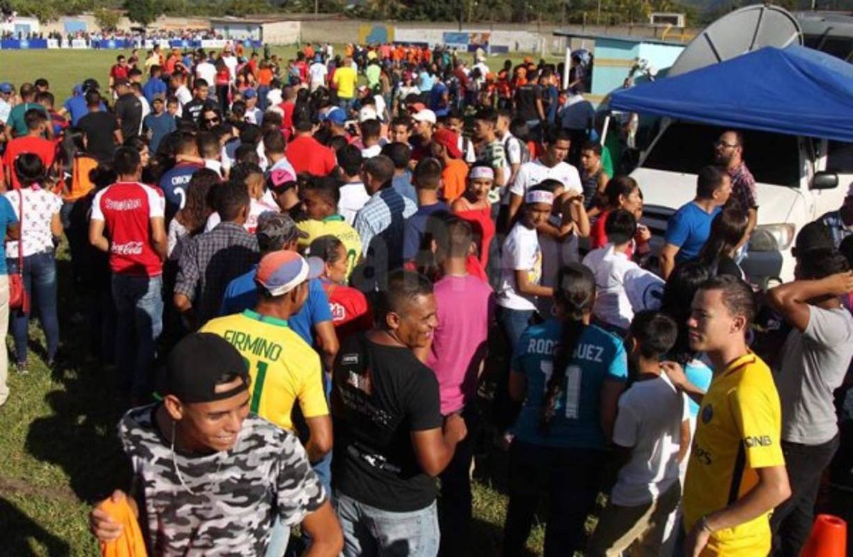 Tras el pitazo final del juego, se vivió una locura en El Paraíso ya que los aficionados invadieron el terreno de las acciones.