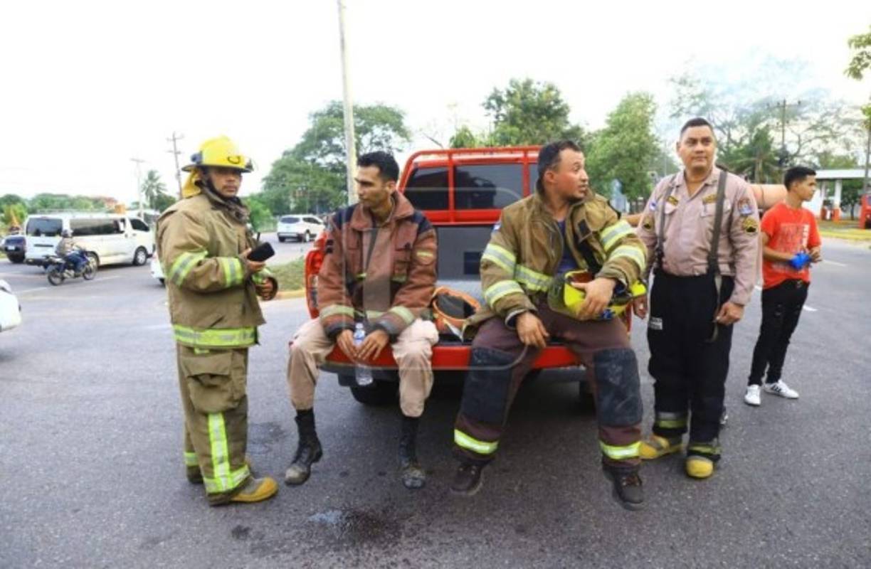Las llamas consumieron cuatro tanques cargados con toneladas de gas. Aún es improbable cuantificar las cifras en pérdidas económicas tras el incidente. Tampoco existe, por ahora, una versión oficial sobre el factor que desencadenó la conflagración.<br/><br/>Oficiales bomberiales descansan en la caja de un vehículo, tras las arduas maniobras de apaciguar las llamas, durante casi dos horas en el norteño municipio.